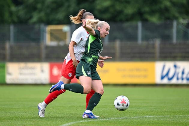 Fußball I Frauen I Saison 2026-2027 I Freundschaftsspiel I RB Leipzig - VfL Wolfsburg I 01.08.2026 Thea Bjelde (2, VfL Wolfsburg) am Ball Freisteller, Nahaufnahme, Porträt, Portrait, Einzelfoto, Einzelbild, Körper Markranstädt Rasenplatz, Stadion am Bad Großfeld, Am Stadtbad 30 Sachsen Deutschland *** Soccer I Women s I 2026–2027 Season I Friendly Match I RB Leipzig vs. VfL Wolfsburg I August 1, 2026 Thea Bjelde 2, VfL Wolfsburg in Action: Cutout, Close-up, Portrait, Single Photo, Single Image, Body; Markranstädt Grass Field, Stadion am Bad Großfeld, Am Stadtbad 30, Saxony, Germany Copyright: xLobeca InesxHähnelx