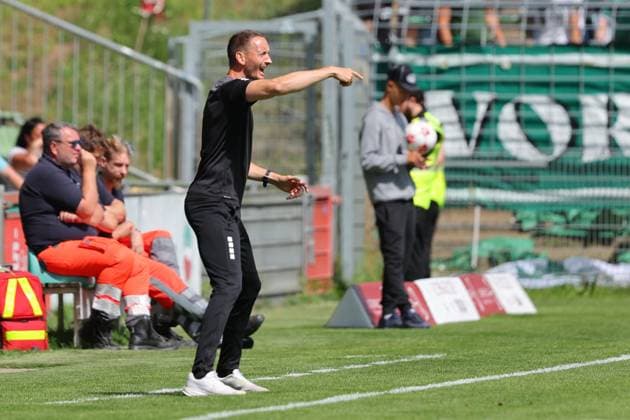 01.08.26, GER, Regionalliga Nord, Fussball, 1. Spieltag, Saison 2026 2027, Dietmar-Scholze-Stadion an der Lohmuehle, VfB Luebeck vs SC Weiche Flensburg Coachingzone Seitenlinie Trainerbereich Technische Zone. Trainer Kevin Rodewald (VfB Luebeck) Foto nordphoto GmbH Tauchnitz Luebeck Dietmar-Scholze-Stadion an der Lohmuehle SH Germany *** August 26, 2026, GER, Regionalliga Nord, Soccer, Matchday 1, 2026–2027 Season, Dietmar Scholze Stadium at the Lohmühle, VfB Lübeck vs. SC Weiche Flensburg Coaching Zone, Sideline, Coaches’ Area, Technical Zone, Coach Kevin Rodewald, VfB Lübeck, Photo: nordphoto GmbH, Tauchnitz, Lübeck, Dietmar Scholze Stadium at the Lohmühle, SH, Germany Copyright: xnordphotoxGmbHx xTauchnitzx