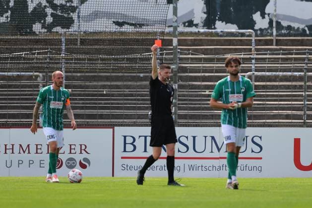 01.08.26, GER, Regionalliga Nord, Fussball, 1. Spieltag, Saison 2026 2027, Dietmar-Scholze-Stadion an der Lohmuehle, VfB Luebeck vs SC Weiche Flensburg Rot die Gelb Rote Karte Schiedsrichter Kevin Behrens zeigt Maximilian Schütt Maximilian Schuett (VfB Luebeck 23) die Rote Karte links Marvin Thiel (VfB Luebeck 13) Foto nordphoto GmbH Tauchnitz Luebeck Dietmar-Scholze-Stadion an der Lohmuehle SH Germany *** August 26, 2026, GER, Regionalliga Nord, Soccer, Matchday 1, 2026–2027 Season, Dietmar Scholze Stadium at the Lohmuehle, VfB Lübeck vs. SC Weiche Flensburg Red Card Referee Kevin Behrens shows Maximilian Schütt (VfB Lübeck, No. 23) a red card; on the left, Marvin Thiel (VfB Lübeck, No. 13). Photo: nordphoto GmbH, Tauchnitz, Lübeck. Dietmar Scholze Stadium an der Lohmuehle, SH, Germany Copyright: xnordphotoxGmbHx xTauchnitzx