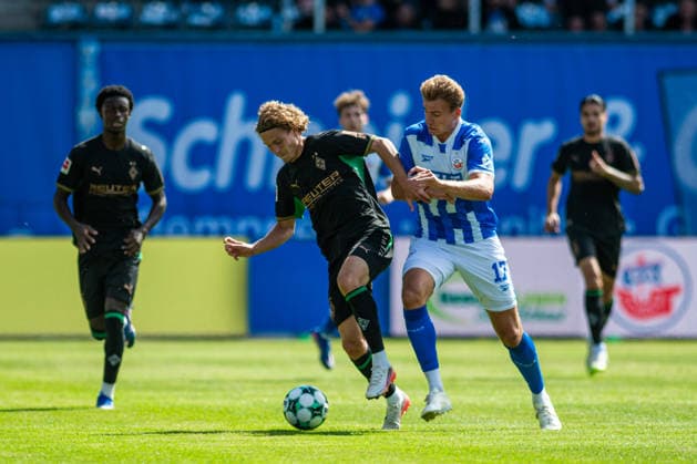 Rostock, Deutschland 01. August 2026: Testspiel - 2026 2027 - FC Hansa Rostock gegen Borussia Mönchengladbach Im Bild: v. li. im Zweikampf Hugo Bolin (Bor. Mönchengladbach) und Florian Carstens (Hansa Rostock) *** Rostock, Germany, August 1, 2026. Friendly Match 2026–2027: FC Hansa Rostock vs. Borussia Mönchengladbach. Pictured, from left, in a tackle: Hugo Bolin of Borussia Mönchengladbach and Florian Carstens of Hansa Rostock. Copyright: xFotostandx xVoelkerx