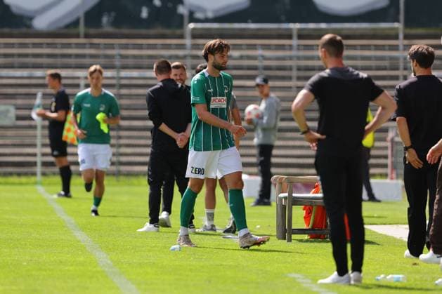 01.08.26, GER, Regionalliga Nord, Fussball, 1. Spieltag, Saison 2026 2027, Dietmar-Scholze-Stadion an der Lohmuehle, VfB Luebeck vs SC Weiche Flensburg Maximilian Schütt Maximilian Schuett (VfB Luebeck 23) muss nach Roter Karte den Platz verlassen Foto nordphoto GmbH Tauchnitz Luebeck Dietmar-Scholze-Stadion an der Lohmuehle SH Germany *** August 26, 2026, GER, Regionalliga Nord, Soccer, Matchday 1, 2026–2027 Season, Dietmar Scholze Stadium an der Lohmuehle, VfB Lübeck vs. SC Weiche Flensburg Maximilian Schütt Maximilian Schuett VfB Lübeck 23 is sent off after receiving a red card Photo: nordphoto GmbH Tauchnitz Lübeck Dietmar Scholze Stadium an der Lohmuehle SH Germany Copyright: xnordphotoxGmbHx xTauchnitzx