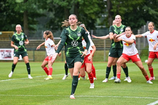 Fußball I Frauen I Saison 2026-2027 I Freundschaftsspiel I RB Leipzig - VfL Wolfsburg I 01.08.2026 Smilla Vallotto (14, VfL Wolfsburg) fordert den Ball Freisteller, Nahaufnahme, Porträt, Portrait, Einzelfoto, Einzelbild, Körper Markranstädt Rasenplatz, Stadion am Bad Großfeld, Am Stadtbad 30 Sachsen Deutschland *** Soccer I Women s I 2026–2027 Season I Friendly Match I RB Leipzig vs. VfL Wolfsburg I August 1, 2026 Smilla Vallotto 14, VfL Wolfsburg challenges for the ball; close-up, portrait, single photo, single image, body; Markranstädt grass field, Stadion am Bad Großfeld, Am Stadtbad 30, Saxony, Germany Copyright: xLobeca InesxHähnelx