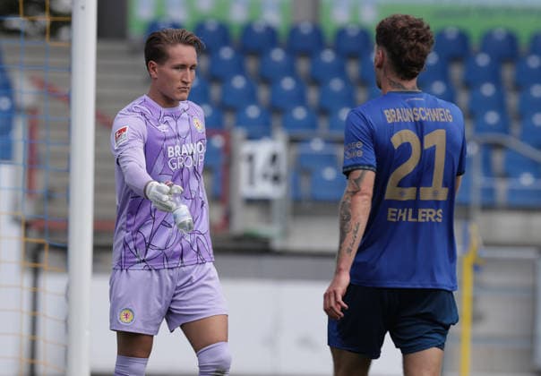 Torhueter Ron Thorben Hoffmann (Eintracht Braunschweig), Kevin Ehlers (Eintracht Braunschweig) Fussball, Herren, Saison 2026 2027 2.BL, Eintracht Stadion, Eintracht Braunschweig gegen RAAL La Louviere, Saisonvorbereitung, Testspiel, 0-0 DFL REGULATIONS PROHIBIT ANY USE OF PHOTOGRAPHS AS IMAGE SEQUENCES AND OR QUASI-VIDEO. *** Goalkeeper Ron Thorben Hoffmann, Eintracht Braunschweig; Kevin Ehlers, Eintracht Braunschweig Soccer, Men s, 2026–2027 Season, 2. Bundesliga, Eintracht Stadium, Eintracht Braunschweig vs. RAAL La Louvière, preseason, friendly match, 0–0. DFL regulations prohibit any use of photographs as image sequences and or quasi-video.