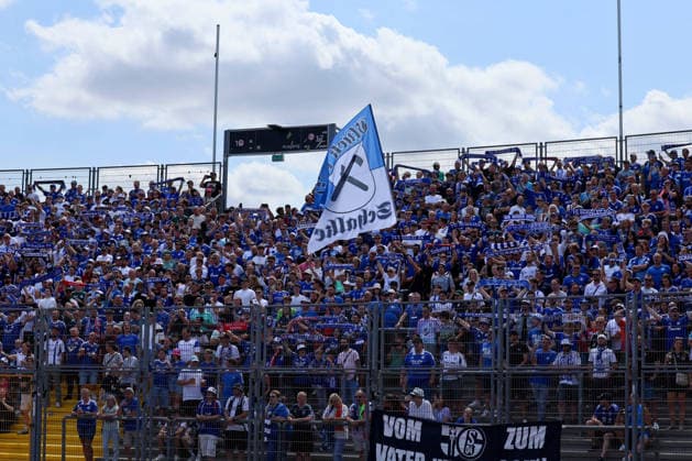 Kassel, Deutschland 01. August 2026: Testspiel - 2026 2027 - KSV Hessen Kassel gegen FC Schalke 04 Im Bild: Schalke 04 Fankurve im Auestadion Kassel Auestadion Hessen *** Kassel, Germany, August 1, 2026; 2026-2027 preseason match: KSV Hessen Kassel vs. FC Schalke 04. Pictured: Schalke 04 fan section at the Auestadion in Kassel, Auestadion, Hesse Copyright: xFotostandx xFabianxWernerx