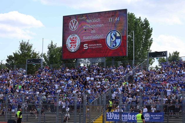 Kassel, Deutschland 01. August 2026: Testspiel - 2026 2027 - KSV Hessen Kassel gegen FC Schalke 04 Im Bild: Fankurve Schalke 04 im Auestadion Kassel Auestadion Hessen *** Kassel, Germany, August 1, 2026; Friendly Match 2026–2027: KSV Hessen Kassel vs. FC Schalke 04; Pictured: Schalke 04 fan section at the Auestadion in Kassel; Auestadion, Hesse Copyright: xFotostandx xFabianxWernerx