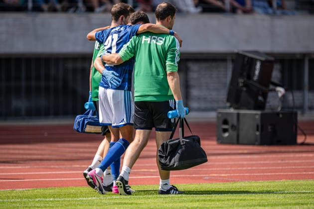 01.08.2026, Fussball, Saison 2026 2027, Testspiel, KSV Hessen Kassel - FC Schalke 04, Dejan Ljubicic (FC Schalke 04) muss verletzt runter xRHR-FOTO YYx *** August 1, 2026, Soccer, 2026–2027 Season, Friendly Match, KSV Hessen Kassel vs. FC Schalke 04, Dejan Ljubicic of FC Schalke 04 forced off due to injury xRHR PHOTO YYx Copyright: KROEGER RHR-FOTOx RHR-FOTO YY