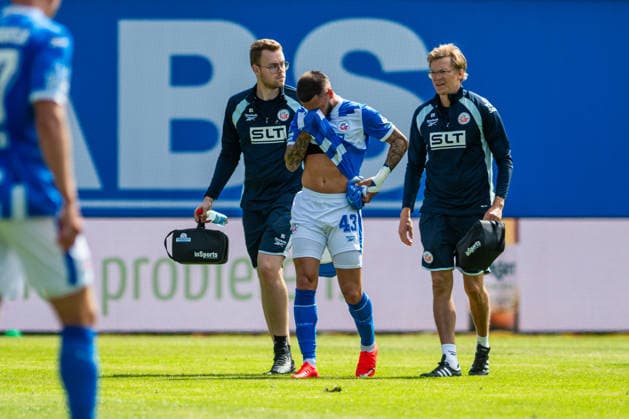 Rostock, Deutschland 01. August 2026: Testspiel - 2026 2027 - FC Hansa Rostock gegen Borussia Mönchengladbach Im Bild: 2.v.li. Leon Dajaku (Hansa Rostock) muss verletzt ausgewechselt werden *** Rostock, Germany, August 1, 2026, Friendly Match 2026–2027: FC Hansa Rostock vs. Borussia Mönchengladbach. Pictured, second from the left: Leon Dajaku of Hansa Rostock, who had to be substituted due to injury. Copyright: xFotostandx xVoelkerx