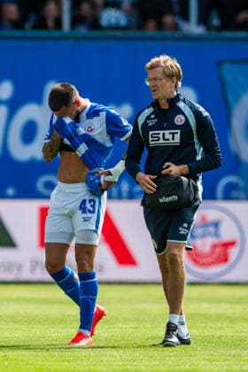 Rostock, Deutschland 01. August 2026: Testspiel - 2026 2027 - FC Hansa Rostock gegen Borussia Mönchengladbach Im Bild: 1.v.li. Leon Dajaku (Hansa Rostock) muss verletzt ausgewechselt werden *** Rostock, Germany, August 1, 2026, 2026-2027 preseason match: FC Hansa Rostock vs. Borussia Mönchengladbach. Pictured, first from the left: Leon Dajaku of Hansa Rostock, who had to be substituted due to injury. Copyright: xFotostandx xVoelkerx