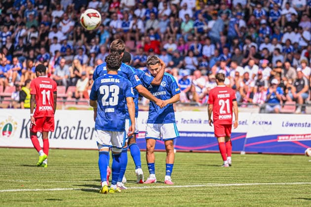 01.08.2026, Fussball, Saison 2026 2027, Testspiel, KSV Hessen Kassel - FC Schalke 04, Adil Aouchiche (FC Schalke 04) freut sich über das Tor zum 0:3, xRHR-FOTO YYx *** August 1, 2026, Soccer, 2026–2027 Season, Friendly Match, KSV Hessen Kassel vs. FC Schalke 04, Adil Aouchiche of FC Schalke 04 celebrates scoring the goal that made it 0–3, xRHR PHOTO YYx Copyright: KROEGER RHR-FOTOx RHR-FOTO YY