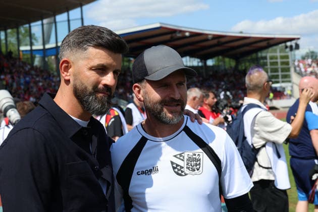 Kassel, Deutschland 01. August 2026: Testspiel - 2026 2027 - KSV Hessen Kassel gegen FC Schalke 04 Im Bild: vL: Trainer Miron Muslic (S04) und Trainer RenÃ Klingbeil (KSV) vor dem Spiel zusammen Auestadion Hessen *** Kassel, Germany, August 1, 2026. 2026-2027 preseason match: KSV Hessen Kassel vs. FC Schalke 04. Pictured, from left: Coach Miron Muslic (S04) and Coach Renà Klingbeil (KSV) together before the game at Auestadion Hessen. Copyright: xFotostandx xFabianxWernerx