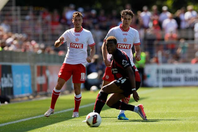 Fußball Testspiel Bayer 04 Leverkusen - Rot-Weiss Essen am 01.08.2026 im Ulrich-Haberland-Stadion in Ulrich-Haberland-Stadion Marvin Obuz ( Rot-Weiss Essen ), Max Geschwill ( Rot-Weiss Essen ), Jeanuel Belocian ( Bayer 04 Leverkusen ) *** Soccer Friendly Match: Bayer 04 Leverkusen vs. Rot Weiss Essen on August 1, 2026, at Ulrich Haberland Stadium. Players: Marvin Obuz (Rot Weiss Essen), Max Geschwill (Rot Weiss Essen), Jeanuel Belocian (Bayer 04 Leverkusen)