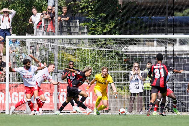 Fußball Testspiel Bayer 04 Leverkusen - Rot-Weiss Essen am 01.08.2026 im Ulrich-Haberland-Stadion in Ulrich-Haberland-Stadion Ekin Celebi ( Rot-Weiss Essen ), Felix Wienand ( Rot-Weiss Essen ) *** Soccer Friendly Match: Bayer 04 Leverkusen vs. Rot Weiss Essen on August 1, 2026, at Ulrich Haberland Stadium; Ekin Celebi (Rot Weiss Essen), Felix Wienand (Rot Weiss Essen)