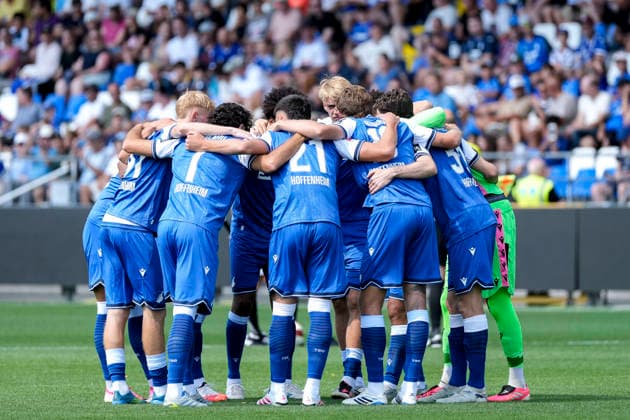Spieler der TSG 1899 Hoffenheim, schwören sich mit einem Mannschaftskreis vor dem Anpfiff ein, Kreis, Teamkreis, Konzentration, Kameradschaft, Ansprache, Motivation, 01.08.2026, Sinsheim (Deutschland), Fussball, Testspiel, TSG 1899 Hoffenheim - Karlsruher SC, DFB DFL REGULATIONS PROHIBIT ANY USE OF PHOTOGRAPHS AS IMAGE SEQUENCES AND OR QUASI-VIDEO. *** TSG 1899 Hoffenheim players gather in a team huddle before kickoff; huddle, team huddle, concentration, camaraderie, pep talk, motivation, August 1, 2026, Sinsheim, Germany, soccer, friendly match, TSG 1899 Hoffenheim vs. Karlsruher SC, DFB and DFL regulations prohibit any use of photographs as image sequences and or quasi-video xozx
