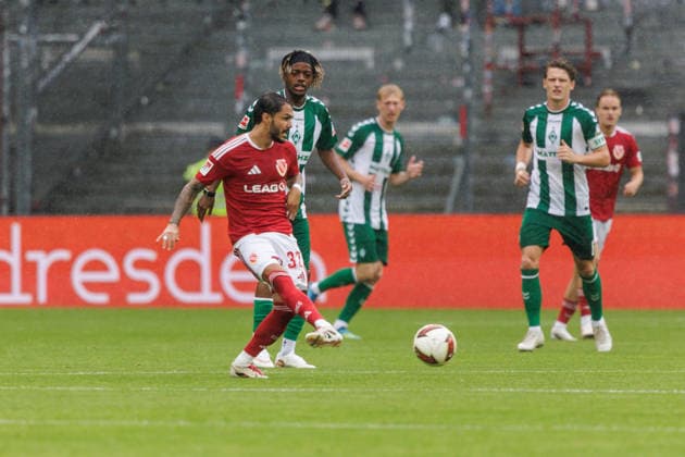 01.08.2026, GER, Testspiel, Saison 2026 2027), FC Energie Cottbus - SV Werder Bremen. Leonardo Bittencourt (FC Energie Cottbus 32) Einzelaktion Aktion Cottbus Stadion der Freundschaft Brandenburg Deutschland *** August 1, 2026, GER, Friendly Match, 2026–2027 Season, FC Energie Cottbus vs. SV Werder Bremen, Leonardo Bittencourt, FC Energie Cottbus 32, Individual Play, Play, Cottbus, Stadion der Freundschaft, Brandenburg, Germany Copyright: xnordphotoxGmbHx xTrienitzx