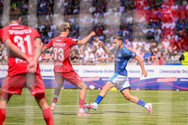 01.08.2026, Fussball, Saison 2026 2027, Testspiel, KSV Hessen Kassel - FC Schalke 04, Nick Rothweiler (KSV Hessen Kassel), Adil Aouchiche (FC Schalke 04) xRHR-FOTO YYx *** August 1, 2026, Soccer, 2026–2027 Season, Friendly Match, KSV Hessen Kassel vs. FC Schalke 04, Nick Rothweiler (KSV Hessen Kassel), Adil Aouchiche (FC Schalke 04) xRHR PHOTO YYx Copyright: KROEGER RHR-FOTOx RHR-FOTO YY