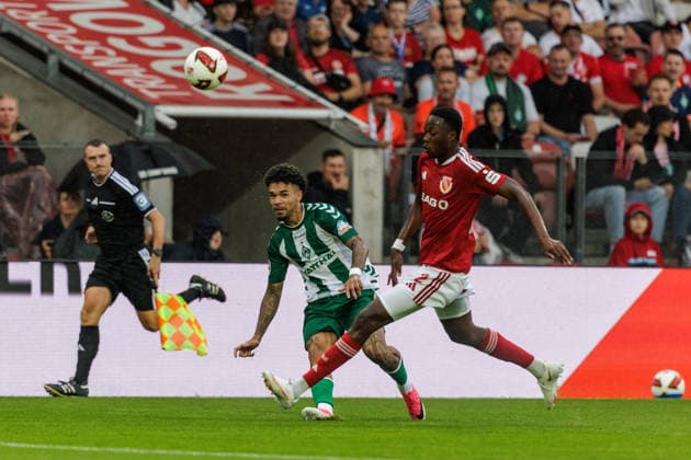 01.08.2026, GER, Testspiel, Saison 2026 2027), FC Energie Cottbus - SV Werder Bremen. Justin Njinmah (SV Werder Bremen 11) im Zweikampf gegen Justin Gröger (Chemnitzer FC 2) Cottbus Stadion der Freundschaft Brandenburg Deutschland *** August 1, 2026, GER, Friendly Match, 2026–2027 Season, FC Energie Cottbus vs. SV Werder Bremen; Justin Njinmah of SV Werder Bremen (No. 11) in a tackle against Justin Gröger of Chemnitzer FC 2; Cottbus Stadion der Freundschaft, Brandenburg, Germany Copyright: xnordphotoxGmbHx xTrienitzx