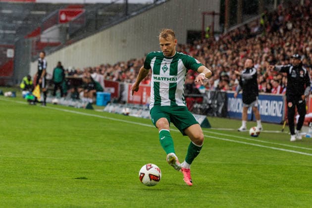 01.08.2026, GER, Testspiel, Saison 2026 2027), FC Energie Cottbus - SV Werder Bremen. Marco Grüll Marco Gruell (SV Werder Bremen 17) Einzelaktion Aktion Cottbus Stadion der Freundschaft Brandenburg Deutschland *** August 1, 2026, GER, Friendly Match, 2026–2027 Season, FC Energie Cottbus vs. SV Werder Bremen, Marco Grüll, Marco Gruell, SV Werder Bremen, 17, Individual Play, Play, Cottbus, Stadion der Freundschaft, Brandenburg, Germany Copyright: xnordphotoxGmbHx xTrienitzx