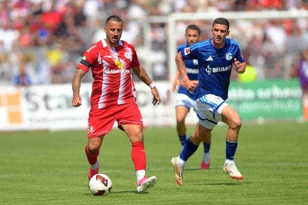 Sercan Sararer (KSV Hessen Kassel 10), Ron Schallenberg (FC Schalke 04 6) (R), GER, KSV Hessen Kassel vs FC Schalke 04, Fussball, Regionalliga Suedwest, Saison 2026-2027, Testspiel, 01.08.2026, GER, Fussball, Regionalliga Suedwest - KSV Hessen Kassel vs FC Schalke 04, 01.08.2026 Kassel *** Sercan Sararer KSV Hessen Kassel 10, Ron Schallenberg FC Schalke 04 6 R, GER, KSV Hessen Kassel vs. FC Schalke 04, Soccer, Regionalliga Southwest, 2026–2027 Season, Friendly Match, August 1, 2026, GER, Soccer, Regionalliga Southwest, KSV Hessen Kassel vs. FC Schalke 04, August 1, 2026, Kassel Copyright: xRolandxSippelx-xEibner-Pressefotox EP_RSL