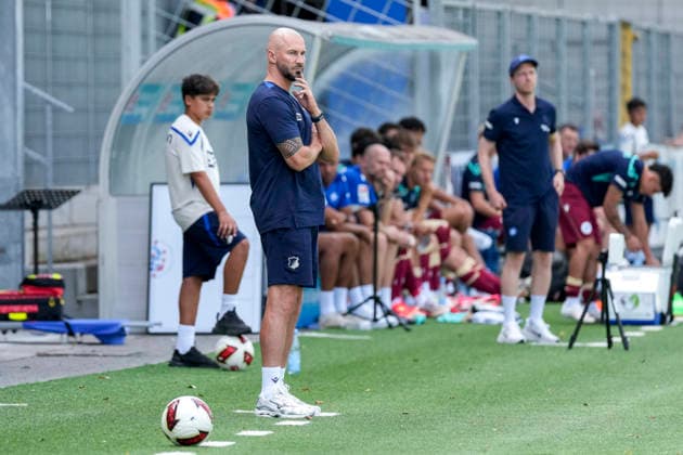 Christian Ilzer (Trainer, Cheftrainer, Hoffenheim), Freisteller, Ganzkörper, Einzelbild, Einzelfoto, Aktion, Action, am Spielfeldrand, an der Seitenauslinie, 01.08.2026, Sinsheim (Deutschland), Fussball, Testspiel, TSG 1899 Hoffenheim - Karlsruher SC, DFB DFL REGULATIONS PROHIBIT ANY USE OF PHOTOGRAPHS AS IMAGE SEQUENCES AND OR QUASI-VIDEO. *** Christian Ilzer, Coach, Head Coach, Hoffenheim, cutout, full-body, single image, single photo, action, on the sidelines, at the sideline, August 1, 2026, Sinsheim, Germany, soccer, friendly match, TSG 1899 Hoffenheim vs. Karlsruher SC, DFB and DFL regulations prohibit any use of photographs as image sequences and or quasi-video xozx