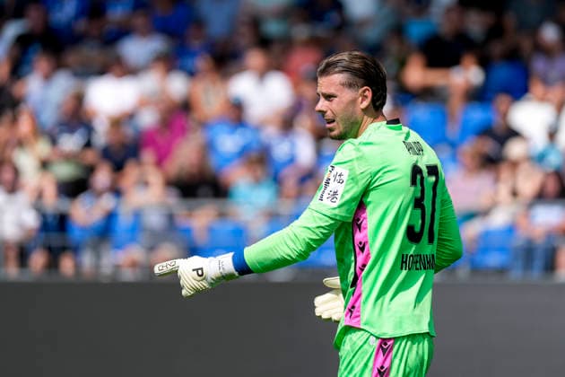 Luca Philipp (Torwart, Hoffenheim, 37), gibt Anweisungen, gestikuliert, mit den Armen gestikulieren, Einzelbild, Einzelfoto, Aktion, Action, 01.08.2026, Sinsheim (Deutschland), Fussball, Testspiel, TSG 1899 Hoffenheim - Karlsruher SC, DFB DFL REGULATIONS PROHIBIT ANY USE OF PHOTOGRAPHS AS IMAGE SEQUENCES AND OR QUASI-VIDEO. *** Luca Philipp, goalkeeper for Hoffenheim, age 37, giving instructions, gesturing with his arms, single frame, single photo, action, 01 08 2026, Sinsheim, Germany, soccer, friendly match, TSG 1899 Hoffenheim vs. Karlsruher SC, DFB and DFL regulations prohibit any use of photographs as image sequences and or quasi-video xozx