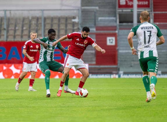 Fußball, Herren, Testspiel, Saison 2026 2027, FC Energie Cottbus - SV Werder Bremen, v.l. Karim Coulibaly (Werder Bremen), Tolcay Cigerci (Energie Cottbus), Marco Grüll (Werder Bremen), 01.08. 2026, *** Soccer, Men s, Friendly Match, 2026–2027 Season, FC Energie Cottbus vs. SV Werder Bremen, from left: Karim Coulibaly (Werder Bremen), Tolcay Cigerci (Energie Cottbus), Marco Grüll (Werder Bremen), August 1, 2026, Copyright: xSebastianxRäppold MatthiasxKochx