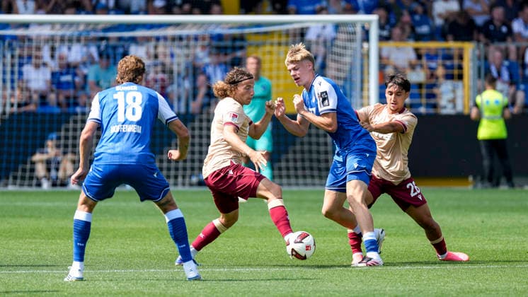 v.li.: Wouter Burger (Hoffenheim, 18), Tim Civeja (KSC, 23), Nathan De Cat (Hoffenheim, 17, Neuzugang), Danyal Zor (KSC, 26), Zweikampf, Spielszene, Duell, duel, tackle, tackling, Dynamik, Action, Aktion, 01.08.2026, Sinsheim (Deutschland), Fussball, Testspiel, TSG 1899 Hoffenheim - Karlsruher SC, DFB DFL REGULATIONS PROHIBIT ANY USE OF PHOTOGRAPHS AS IMAGE SEQUENCES AND OR QUASI-VIDEO. *** From left: Wouter Burger (Hoffenheim), 18, Tim Civeja (KSC), 23, Nathan De Cat Hoffenheim, 17, new signing, Danyal Zor KSC, 26, tackle, game scene, duel, tackle, tackling, dynamic, action, 01 08 2026, Sinsheim, Germany, soccer, friendly match, TSG 1899 Hoffenheim vs. Karlsruher SC, DFB and DFL regulations prohibit any use of photographs as image sequences and or quasi-video xozx