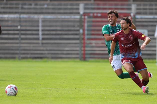 01.08.26, GER, Regionalliga Nord, Fussball, 1. Spieltag, Saison 2026 2027, Dietmar-Scholze-Stadion an der Lohmuehle, VfB Luebeck vs SC Weiche Flensburg Dardan Karimani (VfB Luebeck 10) im Zweikampf gegen Alexander Laukart (SC Weiche Flensburg 08 07) Foto nordphoto GmbH Tauchnitz Luebeck Dietmar-Scholze-Stadion an der Lohmuehle SH Germany *** August 26, 2026, Germany, Regionalliga Nord, Soccer, Matchday 1, 2026–2027 Season, Dietmar Scholze Stadium at the Lohmühle, VfB Lübeck vs. SC Weiche Flensburg Dardan Karimani (VfB Lübeck 10) in a tackle against Alexander Laukart (SC Weiche Flensburg 08) July 7 Photo: nordphoto GmbH Tauchnitz Lübeck Dietmar Scholze Stadium an der Lohmühle SH Germany Copyright: xnordphotoxGmbHx xTauchnitzx