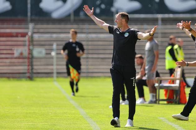 01.08.26, GER, Regionalliga Nord, Fussball, 1. Spieltag, Saison 2026 2027, Dietmar-Scholze-Stadion an der Lohmuehle, VfB Luebeck vs SC Weiche Flensburg Coachingzone Seitenlinie Trainerbereich Technische Zone. Trainer Kevin Rodewald (VfB Luebeck) tobt Foto nordphoto GmbH Tauchnitz Luebeck Dietmar-Scholze-Stadion an der Lohmuehle SH Germany *** August 26, 2026, GER, Regionalliga Nord, Soccer, Matchday 1, 2026–2027 Season, Dietmar Scholze Stadium at the Lohmühle, VfB Lübeck vs. SC Weiche Flensburg Coaching zone, sideline, coaches’ area, technical zone; Coach Kevin Rodewald of VfB Lübeck celebrates; Photo: nordphoto GmbH, Tauchnitz, Lübeck, Dietmar Scholze Stadium at the Lohmühle, SH, Germany Copyright: xnordphotoxGmbHx xTauchnitzx