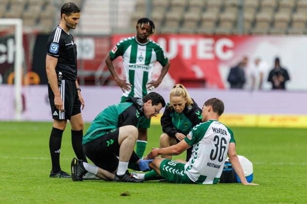 01.08.2026, GER, Testspiel, Saison 2026 2027), FC Energie Cottbus - SV Werder Bremen. Mats Ole Heitmann (SV Werder Bremen 36) wird behandelt Cottbus Stadion der Freundschaft Brandenburg Deutschland *** August 1, 2026, GER, Friendly Match, 2026–2027 Season, FC Energie Cottbus vs. SV Werder Bremen; Mats Ole Heitmann (SV Werder Bremen, age 36) is receiving treatment at Cottbus s Stadion der Freundschaft in Brandenburg, Germany Copyright: xnordphotoxGmbHx xTrienitzx