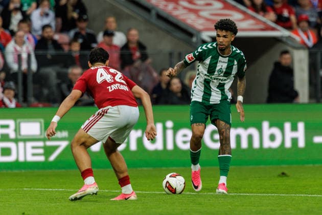 01.08.2026, GER, Testspiel, Saison 2026 2027), FC Energie Cottbus - SV Werder Bremen. Justin Njinmah (SV Werder Bremen 11) im Zweikampf gegen Jannis Zaydan (FC Energie Cottbus 42) Cottbus Stadion der Freundschaft Brandenburg Deutschland *** August 1, 2026, GER, Friendly Match, 2026–2027 Season, FC Energie Cottbus vs. SV Werder Bremen; Justin Njinmah (SV Werder Bremen, No. 11) in a tackle against Jannis Zaydan (FC Energie Cottbus, No. 42); Cottbus Stadion der Freundschaft, Brandenburg, Germany Copyright: xnordphotoxGmbHx xTrienitzx