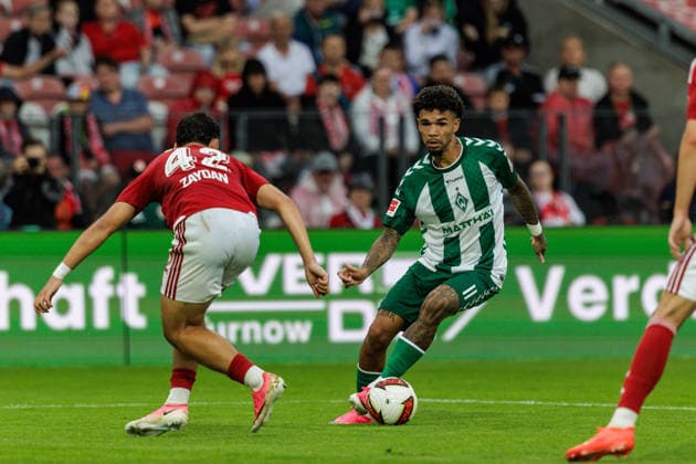 01.08.2026, GER, Testspiel, Saison 2026 2027), FC Energie Cottbus - SV Werder Bremen. Justin Njinmah (SV Werder Bremen 11) im Zweikampf gegen Jannis Zaydan (FC Energie Cottbus 42) Cottbus Stadion der Freundschaft Brandenburg Deutschland *** August 1, 2026, GER, Friendly Match, 2026–2027 Season, FC Energie Cottbus vs. SV Werder Bremen; Justin Njinmah (SV Werder Bremen, No. 11) in a tackle against Jannis Zaydan (FC Energie Cottbus, No. 42); Cottbus Stadion der Freundschaft, Brandenburg, Germany Copyright: xnordphotoxGmbHx xTrienitzx