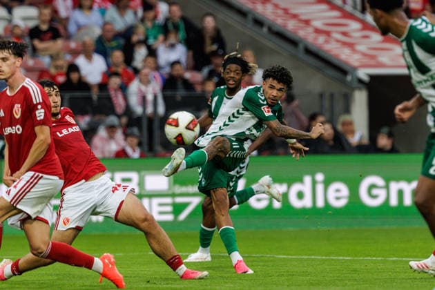 01.08.2026, GER, Testspiel, Saison 2026 2027), FC Energie Cottbus - SV Werder Bremen. Justin Njinmah (SV Werder Bremen 11) im Zweikampf gegen Jannis Zaydan (FC Energie Cottbus 42) Cottbus Stadion der Freundschaft Brandenburg Deutschland *** August 1, 2026, GER, Friendly Match, 2026–2027 Season, FC Energie Cottbus vs. SV Werder Bremen; Justin Njinmah (SV Werder Bremen, No. 11) in a tackle against Jannis Zaydan (FC Energie Cottbus, No. 42); Cottbus Stadion der Freundschaft, Brandenburg, Germany Copyright: xnordphotoxGmbHx xTrienitzx
