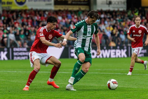 01.08.2026, GER, Testspiel, Saison 2026 2027), FC Energie Cottbus - SV Werder Bremen. Jens Stage (SV Werder Bremen 6) im Zweikampf Cottbus Stadion der Freundschaft Brandenburg Deutschland *** August 1, 2026, GER, Friendly Match, 2026–2027 Season, FC Energie Cottbus vs. SV Werder Bremen; Jens Stage of SV Werder Bremen No. 6 in a tackle at Cottbus s Stadion der Freundschaft, Brandenburg, Germany Copyright: xnordphotoxGmbHx xTrienitzx