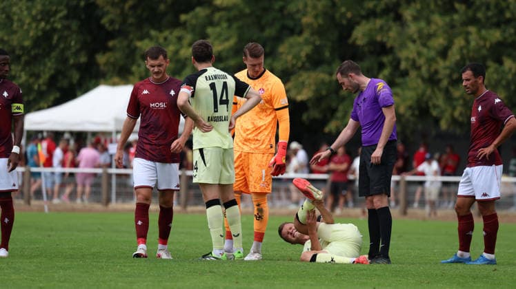01.08.2026, xrekx, Fussball Testspiel, FC Metz - 1.FC Kaiserslautern v.l. Fabian Kunze (1.FC Kaiserslautern) verletzt, Verletzung, Schmerz, Schmerzen, injured, injury, pain, pains (DFL DFB REGULATIONS PROHIBIT ANY USE OF PHOTOGRAPHS as IMAGE SEQUENCES and or QUASI-VIDEO) Metz *** August 1, 2026, xrekx, Soccer Friendly Match, FC Metz 1 FC Kaiserslautern v l Fabian Kunze 1 FC Kaiserslautern injured, injury, pain, pains DFL DFB REGULATIONS PROHIBIT ANY USE OF PHOTOGRAPHS as IMAGE SEQUENCES and or QUASI-VIDEO Metz