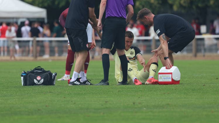 01.08.2026, xrekx, Fussball Testspiel, FC Metz - 1.FC Kaiserslautern v.l. Fabian Kunze (1.FC Kaiserslautern) verletzt, Verletzung, Schmerz, Schmerzen, injured, injury, pain, pains (DFL DFB REGULATIONS PROHIBIT ANY USE OF PHOTOGRAPHS as IMAGE SEQUENCES and or QUASI-VIDEO) Metz *** August 1, 2026, xrekx, Soccer Friendly Match, FC Metz 1 FC Kaiserslautern v l Fabian Kunze 1 FC Kaiserslautern injured, injury, pain, pains DFL DFB REGULATIONS PROHIBIT ANY USE OF PHOTOGRAPHS as IMAGE SEQUENCES and or QUASI-VIDEO Metz