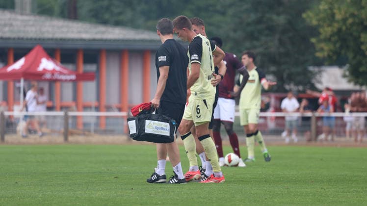 01.08.2026, xrekx, Fussball Testspiel, FC Metz - 1.FC Kaiserslautern v.l. Fabian Kunze (1.FC Kaiserslautern) verletzt, Verletzung, Schmerz, Schmerzen, injured, injury, pain, pains (DFL DFB REGULATIONS PROHIBIT ANY USE OF PHOTOGRAPHS as IMAGE SEQUENCES and or QUASI-VIDEO) Metz *** August 1, 2026, xrekx, Soccer Friendly Match, FC Metz 1 FC Kaiserslautern v l Fabian Kunze 1 FC Kaiserslautern injured, injury, pain, pains DFL DFB REGULATIONS PROHIBIT ANY USE OF PHOTOGRAPHS as IMAGE SEQUENCES and or QUASI-VIDEO Metz