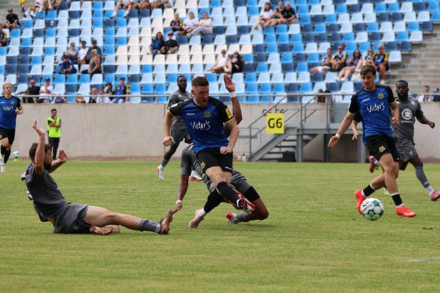 01.08.2026, Fussball, Herren, Testspiel, Saison 2026 2027, 1. FC Saarbrücken - US Thionville Lusitanos, Christian Kühlwetter (1. FC Saarbrücken) verletzt sich in dieser Szene Saarbrücken Ludwigsparkstadion Saarland Deutschland (DEU) *** August 1, 2026, Soccer, Men s, Friendly Match, 2026–2027 Season, 1 FC Saarbrücken vs. US Thionville Lusitanos, Christian Kühlwetter of 1 FC Saarbrücken is injured in this play, Saarbrücken, Ludwigsparkstadion, Saarland, Germany, DEU Copyright: xSebastianxBachx