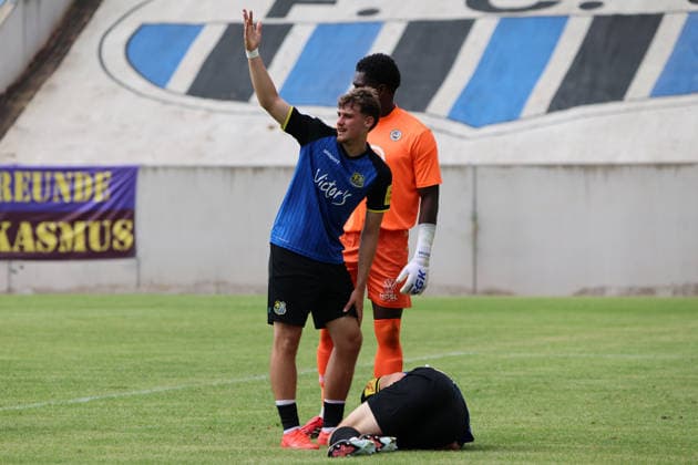 01.08.2026, Fussball, Herren, Testspiel, Saison 2026 2027, 1. FC Saarbrücken - US Thionville Lusitanos, Christian Kühlwetter (1. FC Saarbrücken) verletzt, Wilfried Bedfian (US Thionville Lusitanos), Alexander Straff (1. FC Saarbrücken) Saarbrücken Ludwigsparkstadion Saarland Deutschland (DEU) *** August 1, 2026, Soccer, Men s, Friendly Match, 2026–2027 Season, 1 FC Saarbrücken vs. US Thionville Lusitanos, Christian Kühlwetter (1 FC Saarbrücken) injured, Wilfried Bedfian (US Thionville Lusitanos), Alexander Straff (1 FC Saarbrücken), Saarbrücken, Ludwigsparkstadion, Saarland, Germany, DEU Copyright: xSebastianxBachx