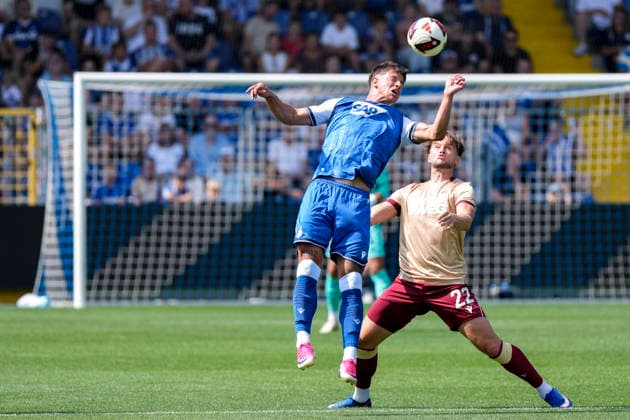 v.li.: Adam Hlozek (Hoffenheim, 10), Christoph Kobald (KSC, 22), beim Kopfball, Kopfballduell, Spielszene, Zweikampf in der Luft, Aktion, Action, 01.08.2026, Sinsheim (Deutschland), Fussball, Testspiel, TSG 1899 Hoffenheim - Karlsruher SC, DFB DFL REGULATIONS PROHIBIT ANY USE OF PHOTOGRAPHS AS IMAGE SEQUENCES AND OR QUASI-VIDEO. *** From left: Adam Hlozek (Hoffenheim), 10, Christoph Kobald (KSC), 22, during a header, header duel, game scene, aerial duel, action, 01 08 2026, Sinsheim, Germany, soccer, friendly match, TSG 1899 Hoffenheim vs. Karlsruher SC, DFB and DFL regulations prohibit any use of photographs as image sequences and or quasi-video xozx