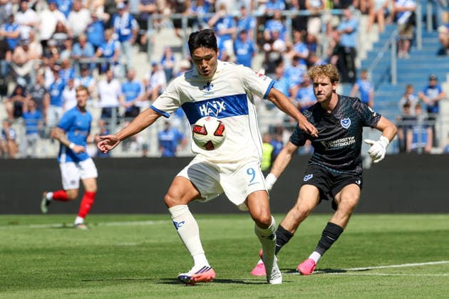 2026.08.01 Darmstadt, Testpiel SV Darmstadt 98 - FC Portsmouth v.l. Hojae Lee (SV Darmstadt 98), in action, with the ball, Nicolas Schmid (Portsmouth) *** August 1, 2026, Darmstadt, Friendly Match: SV Darmstadt 98 vs. FC Portsmouth; from left: Hojae Lee (SV Darmstadt 98), in action, with the ball; Nicolas Schmid (Portsmouth) Copyright: HMBxMedia JoaquimxFerreira