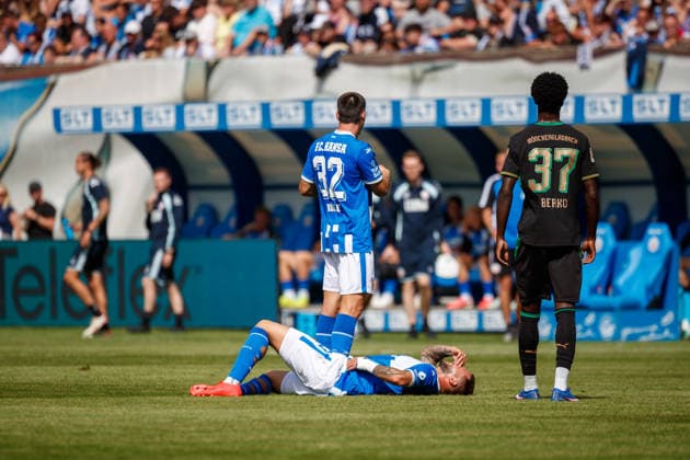 Leon Dajaku (Rostock) liegt verletzt auf dem Rasen und muss ausgewechselt werden.; GER, FC Hansa Rostock vs. Borussia Mönchengladbach, Fußball, Männer, Testspiel, Spielzeit 2026 2027, 01.08.2026 Rostock Ostseestadion Mecklenburg - Vorpommern Deutschland *** Leon Dajaku of Rostock is lying injured on the field and must be substituted. GER, FC Hansa Rostock vs. Borussia Mönchengladbach, Soccer, Men, Friendly, 2026–2027 Season, August 1, 2026, Rostock Ostseestadion, Mecklenburg-Western Pomerania, Germany