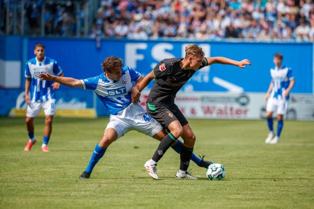 rechts Benno Dietze (Rostock) gegen Jan Leszczynski (Gladbach) ; GER, FC Hansa Rostock vs. Borussia Mönchengladbach, Fußball, Männer, Testspiel, Spielzeit 2026 2027, 01.08.2026 Rostock Ostseestadion Mecklenburg - Vorpommern Deutschland *** Right: Benno Dietze (Rostock) vs. Jan Leszczynski (Gladbach) GER, FC Hansa Rostock vs. Borussia Mönchengladbach, Soccer, Men, Friendly, 2026–2027 Season, August 1, 2026, Rostock Ostseestadion, Mecklenburg-Western Pomerania, Germany