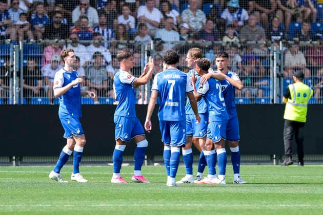 Spieler der TSG 1899 Hoffenheim, jubeln über das Tor zum 1:0, Jubel, Torjubel, Torerfolg, celebrate the goal, goal, celebration, jubelt ueber das Tor, Freuen, Freude, freut sich, optimistisch, positiv, Spielszene, Highlight, Action, Aktion, 01.08.2026, Sinsheim (Deutschland), Fussball, Testspiel, TSG 1899 Hoffenheim - Karlsruher SC, DFB DFL REGULATIONS PROHIBIT ANY USE OF PHOTOGRAPHS AS IMAGE SEQUENCES AND OR QUASI-VIDEO. *** TSG 1899 Hoffenheim players celebrate the 1-0 goal, Celebration, Goal Celebration, Goal Scored, Celebrating the Goal, Goal, Celebration, Celebrating the Goal, Rejoicing, Joy, Happy, Optimistic, Positive, Game Scene, Highlight, Action, 01 08 2026, Sinsheim, Germany, soccer, friendly match, TSG 1899 Hoffenheim vs. Karlsruher SC, DFB and DFL regulations prohibit any use of photographs as image sequences and or quasi-video xozx
