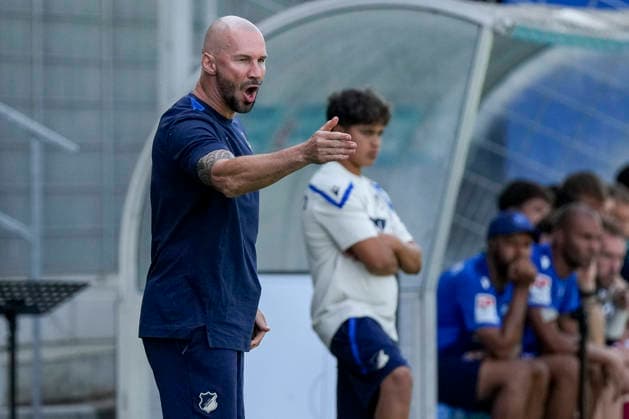Christian Ilzer (Trainer, Cheftrainer, Hoffenheim), gibt Anweisungen, gestikuliert, mit den Armen gestikulieren, Einzelbild, Einzelfoto, Aktion, Action, 01.08.2026, Sinsheim (Deutschland), Fussball, Testspiel, TSG 1899 Hoffenheim - Karlsruher SC, DFB DFL REGULATIONS PROHIBIT ANY USE OF PHOTOGRAPHS AS IMAGE SEQUENCES AND OR QUASI-VIDEO. *** Christian Ilzer, coach and head coach of Hoffenheim, gives instructions, gesturing with his arms; single frame, single photo, action, 01 08 2026, Sinsheim, Germany, soccer, friendly match, TSG 1899 Hoffenheim vs. Karlsruher SC, DFB and DFL regulations prohibit any use of photographs as image sequences and or quasi-video xozx