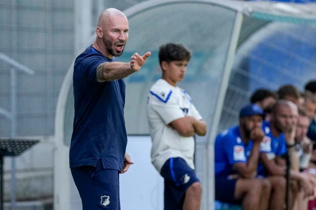 Christian Ilzer (Trainer, Cheftrainer, Hoffenheim), gibt Anweisungen, gestikuliert, mit den Armen gestikulieren, Einzelbild, Einzelfoto, Aktion, Action, 01.08.2026, Sinsheim (Deutschland), Fussball, Testspiel, TSG 1899 Hoffenheim - Karlsruher SC, DFB DFL REGULATIONS PROHIBIT ANY USE OF PHOTOGRAPHS AS IMAGE SEQUENCES AND OR QUASI-VIDEO. *** Christian Ilzer, coach and head coach of Hoffenheim, gives instructions, gesturing with his arms; single frame, single photo, action, 01 08 2026, Sinsheim, Germany, soccer, friendly match, TSG 1899 Hoffenheim vs. Karlsruher SC, DFB and DFL regulations prohibit any use of photographs as image sequences and or quasi-video xozx