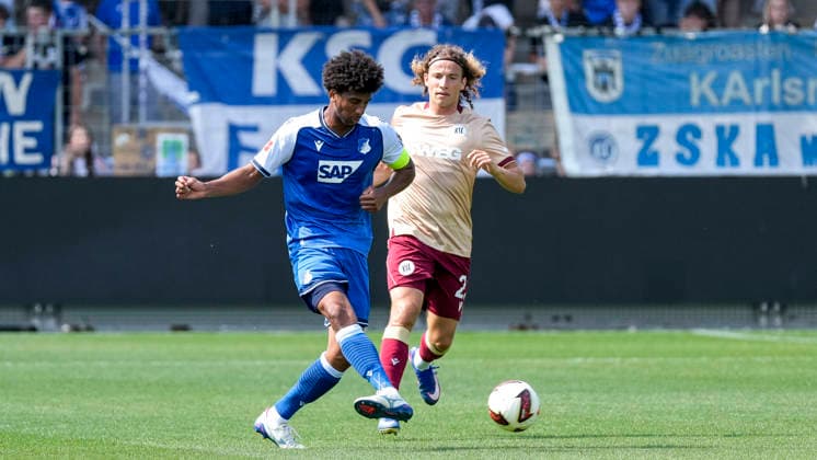 v.li.: Bernardo Fernandes da Silva Junior (Hoffenheim, 13), Tim Civeja (KSC, 23), Zweikampf, Spielszene, Duell, duel, tackle, tackling, Dynamik, Action, Aktion, 01.08.2026, Sinsheim (Deutschland), Fussball, Testspiel, TSG 1899 Hoffenheim - Karlsruher SC, DFB DFL REGULATIONS PROHIBIT ANY USE OF PHOTOGRAPHS AS IMAGE SEQUENCES AND OR QUASI-VIDEO. *** From left: Bernardo Fernandes da Silva Junior (Hoffenheim), 13, Tim Civeja (KSC), 23, tackle, game scene, duel, tackle, tackling, dynamic, action, 01 08 2026, Sinsheim, Germany, soccer, friendly match, TSG 1899 Hoffenheim vs. Karlsruher SC, DFB and DFL regulations prohibit any use of photographs as image sequences and or quasi-video xozx