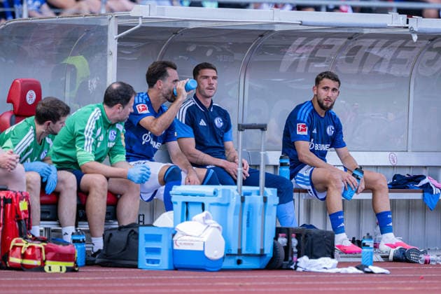 01.08.2026, Fussball, Saison 2026 2027, Testspiel, KSV Hessen Kassel - FC Schalke 04, Robin Gosens (FC Schalke 04) sitzt auf der Auswechselbank xRHR-FOTO YYx *** August 1, 2026, Soccer, 2026–2027 Season, Friendly Match, KSV Hessen Kassel vs. FC Schalke 04, Robin Gosens of FC Schalke 04 sits on the bench xRHR PHOTO YYx Copyright: KROEGER RHR-FOTOx RHR-FOTO YY