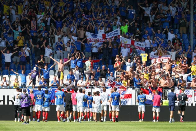 2026.08.01 Darmstadt, Testpiel SV Darmstadt 98 - FC Portsmouth v.l. Team FC Portsmouth applauds the fans, FC Portsmouth Fans *** August 1, 2026, Darmstadt, Friendly Match: SV Darmstadt 98 vs. FC Portsmouth; The FC Portsmouth team applauds the fans; FC Portsmouth fans Copyright: HMBxMedia JoaquimxFerreira