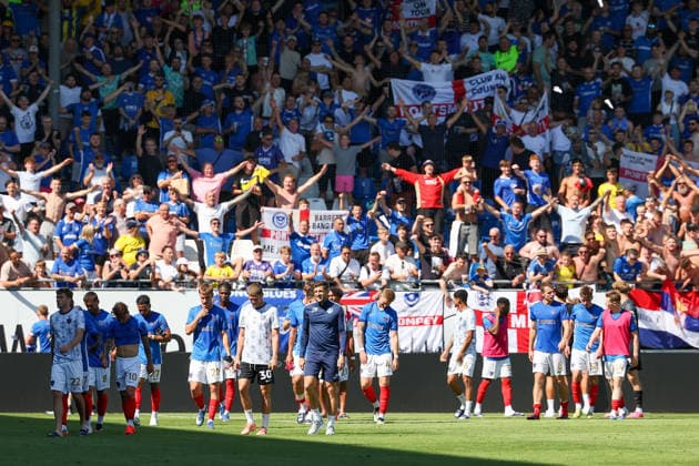 2026.08.01 Darmstadt, Testpiel SV Darmstadt 98 - FC Portsmouth v.l. Team FC Portsmouth applauds the fans, FC Portsmouth Fans *** August 1, 2026, Darmstadt, Friendly Match: SV Darmstadt 98 vs. FC Portsmouth; The FC Portsmouth team applauds the fans; FC Portsmouth fans Copyright: HMBxMedia JoaquimxFerreira