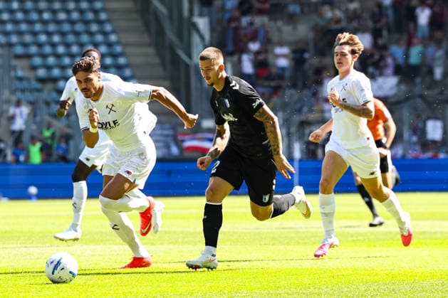 Mateusz Zukowski (1. FC Magdeburg,22) gegen Konstantinos Mavropanos Hermansen (West Ham United) - 2. Fußball Bundesliga Saison 2026-2027 Testspiel Sommervorbereitung 1. FC Magdeburg vs West Ham United in der Avnet Arena in Magdeburg - Aktion,Fußball,Mann,Männer,Deutschland,01.08.2026 *** Mateusz Zukowski, 1. FC Magdeburg, 22, vs. Konstantinos Mavropanos Hermansen, West Ham United, 2, Bundesliga Season 2026–2027, Summer Friendly, 1. FC Magdeburg vs. West Ham United at the Avnet Arena in Magdeburg, Action, Soccer, Man,Men, Germany, August 1, 2026